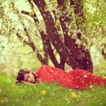 唯美女生躺着倒着的头像图片