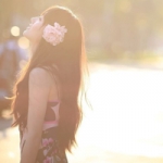 唯美抬头望天的女头图片