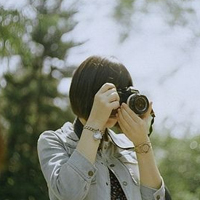 QQ头像女生拿相机