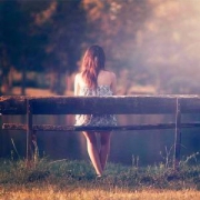 孤独坐着的女生背影头像图片