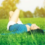 躺在草地上轻松女生头像图片