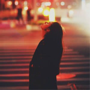 霓虹灯背景的伤感女头图片