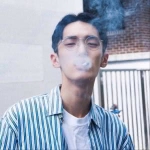 戴眼镜吐烟圈男头图片