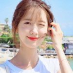 干净红唇清新女头图片