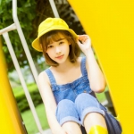 黄色暖色治愈女头图片