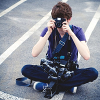 男生拿照相机拍照头像图片(图18)
