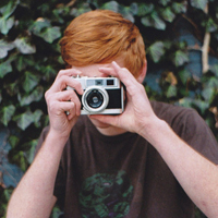 男生拿照相机拍照头像图片(图16)