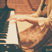 唯美女生弹钢琴头像图片(图8)