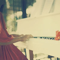 唯美女生弹钢琴头像图片(图13)