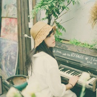 女生弹钢琴头像图片