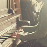 唯美女生弹钢琴头像图片(图4)