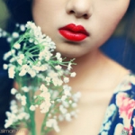 唯美女人拿花头像图片