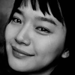 黑白女生哭泣难过流泪伤感头像图片