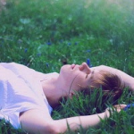 清新女生躺着头像图片