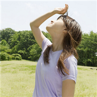 女生抬头仰望天空头像