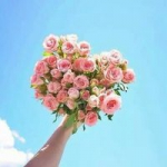 唯美清新一只手手拿花的头像图片