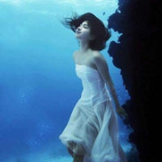 唯美在水里闭着眼睛的女头图片