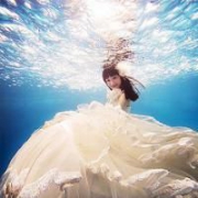 意境十足的水中穿婚纱女头图片