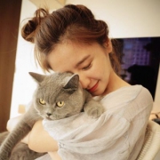 微信唯美女生抱猫头像图片