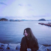 背景是大海的蓝色唯美清新女头图片