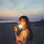 唯美拿着烟花棒女生头像图片