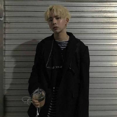 男头高冷成熟一点