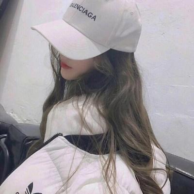 戴帽子的头像女