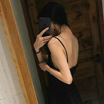 女头图片拿手机挡脸