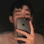 拿着苹果手机拍照男头