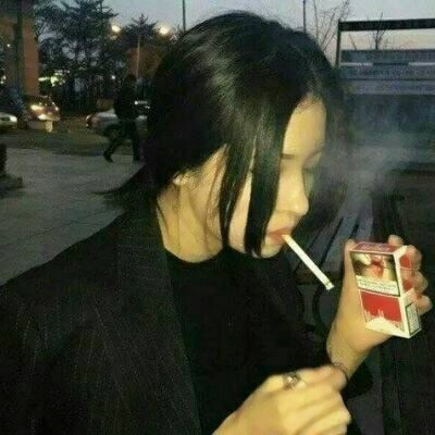 吸烟女头霸气超拽