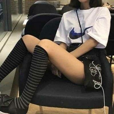 QQ头像部位女头腿部