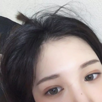 女头半张脸露眼睛