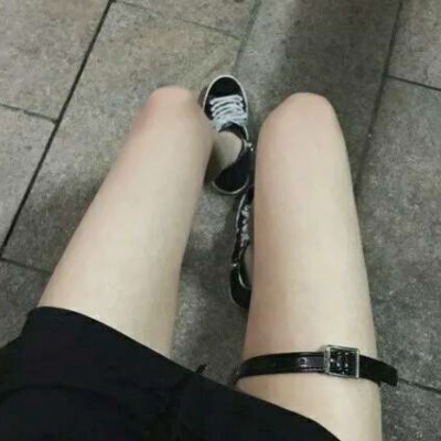 QQ头像女生下身露腿