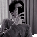 帅气挡脸拿手机的男头图片