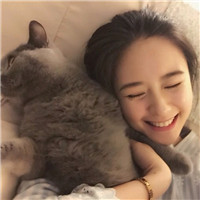 女生抱猫咪的慵懒头像