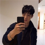 帅气拿手机男生自拍头像高清大图