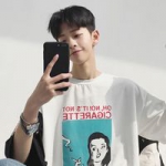 拿手机的男生自拍照片头像