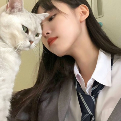 抱猫头像女生