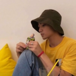 真人黄色系的暖男系头像图片