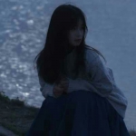 女生蹲下暗色伤感头像图片